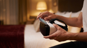 3. accede a los videos, coloca tu telefono en el visor y disfruta